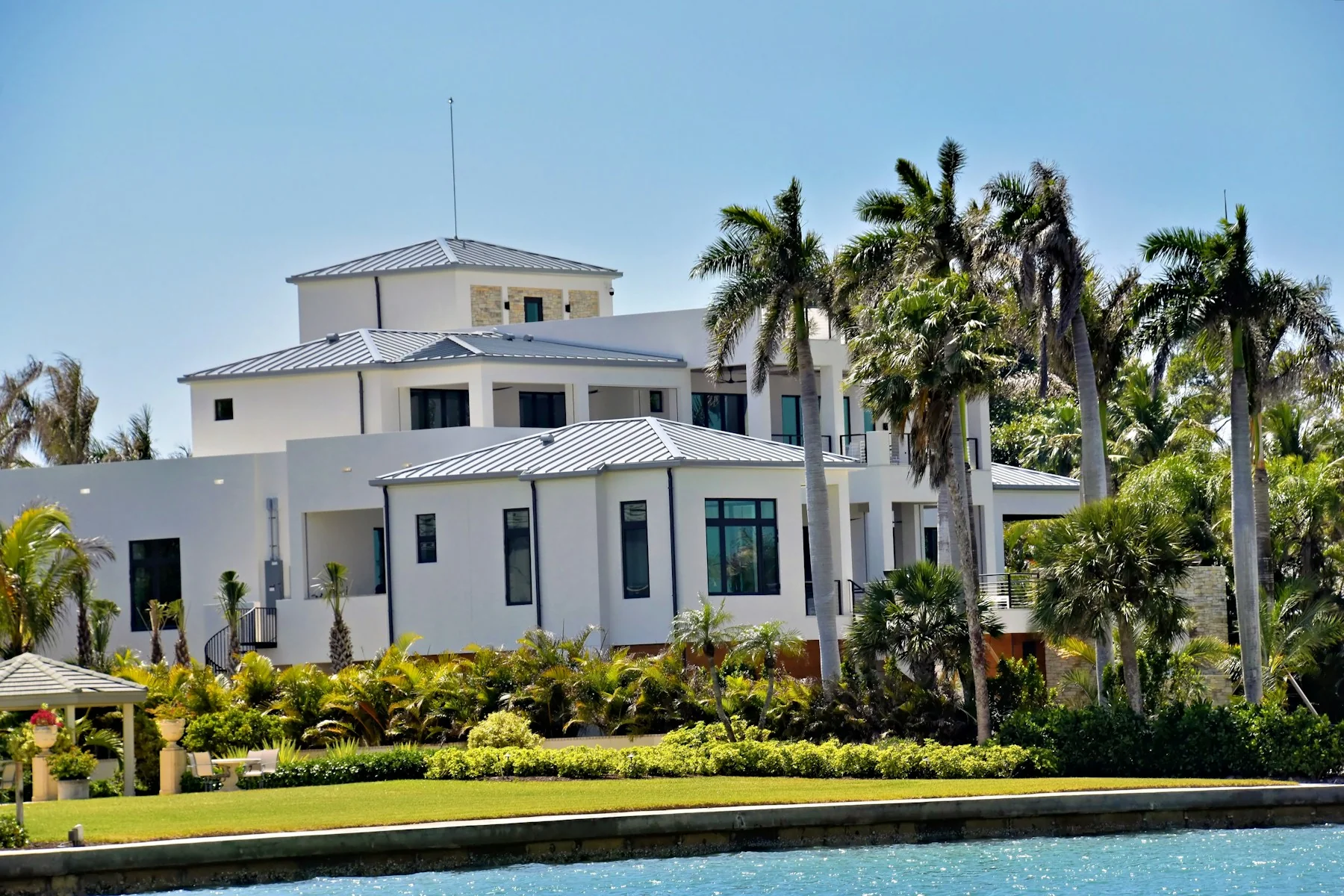 Architecture résidentielle contemporaine avec jardin tropical, photographie d’illustration